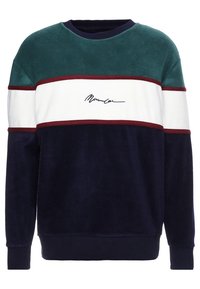 Sudadera de forro polar en azul marino, con franjas horizontales en verde, blanco y burdeos. Incluye un detalle distintivo en la parte frontal.