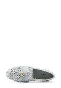 Mocassino in pelle intrecciata blu chiaro con fascia solida e dettaglio con nappina. Presenta una punta arrotondata e una suola piatta per un facile utilizzo.