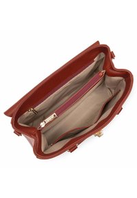 Borsa a mano rossa in pelle con finitura testurizzata, dotata di un interno beige, di un compartimento con zip e di due tasche aperte per l'organizzazione.
