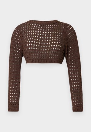 Καφέ cropped πλεκτό τοπ με μακριά μανίκια, ανοιχτό πλεκτό σχέδιο και ριμπ μανσέτες και τελείωμα, εμφανίζεται από πίσω σε λευκό φόντο.