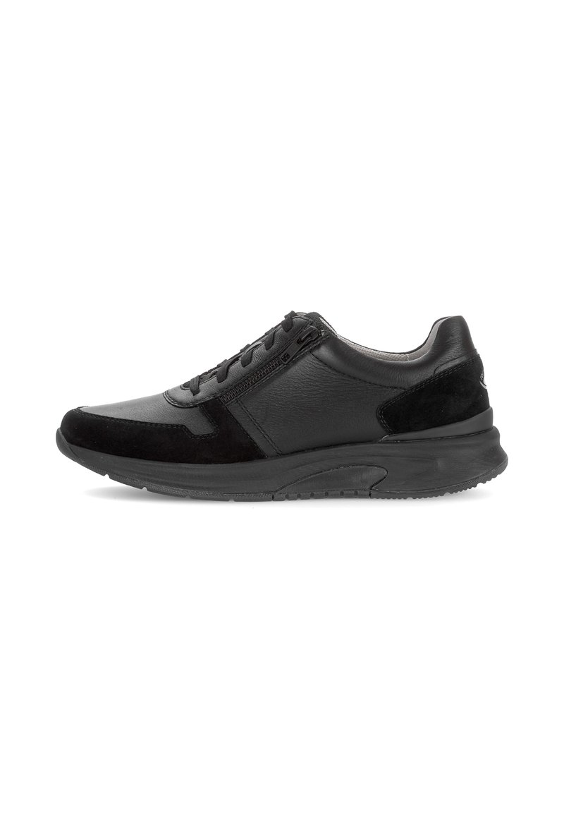Sneaker in pelle nera e camoscio con cerniera laterale, lacci e suola imbottita, mostrato di profilo su sfondo bianco.