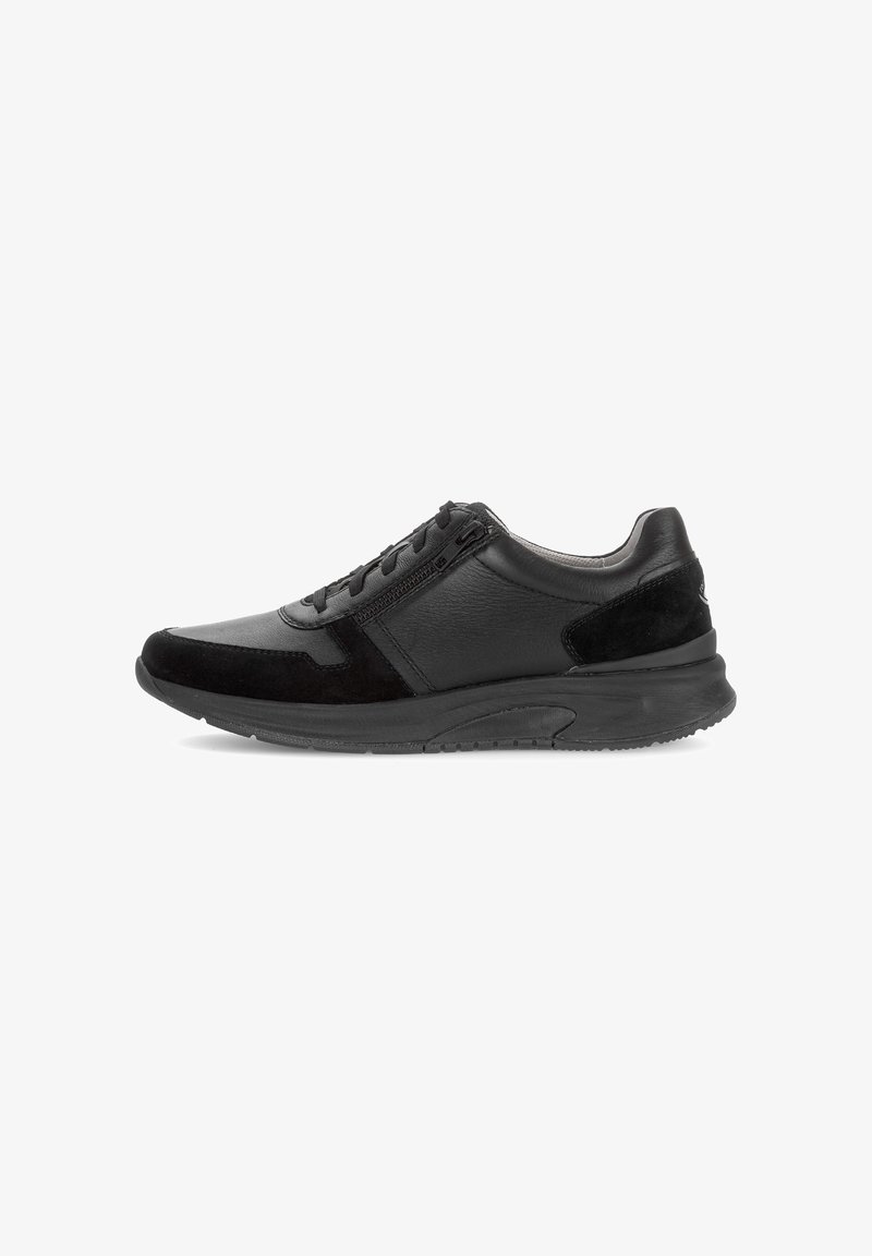 Sneaker in pelle nera e camoscio con cerniera laterale, lacci e suola imbottita, mostrato di profilo su sfondo bianco.