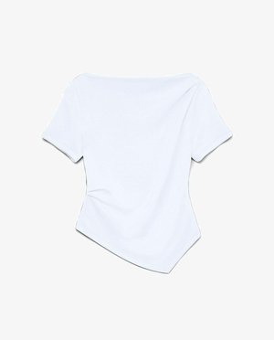 Haut blanc à manches courtes avec design décolleté. Tissu doux et lisse avec un ourlet coupé en diagonale. Pas de coutures visibles. Apparence simple et épurée.