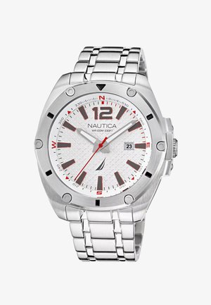 Zilveren roestvrijstalen horloge met een witte gestructureerde wijzerplaat, rode accenten, dikke uurmarkeringen en een datumaanduiding. Waterbestendig tot 100 meter.