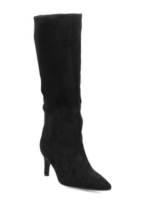 Bota negra de ante hasta la rodilla con punta puntiaguda y tacón estrecho, con textura lisa y pliegues suaves verticales a lo largo del caña.