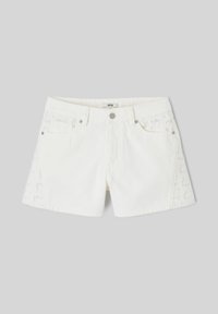 Short en denim blanc avec bouton à l’avant, passants pour ceinture, détails œillets à l’avant et sur le côté, et deux poches avant sur fond uni.