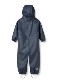 Overol impermeable de color marino con capucha, puños elásticos y lazos en el tobillo. Textura suave y brillante con un detalle de logotipo redondeado en la parte inferior de la pierna.