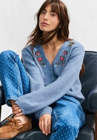 Next REGULAR FIT - PEARL BUTTON - Adīta jaka - blue chambray floral embroidery