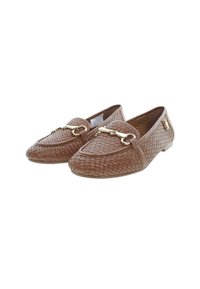 Brązowe plecione loafersy o gładkiej teksturze, z akcentem w kolorze złotym z przodu oraz niską, płaską podeszwą.