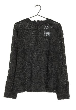 Schwarze langärmlige Spitzenbluse mit Blumenmustern, Ösenverzierung entlang der Ärmel, an einem schwarzen Kleiderbügel vor weißem Hintergrund hängend.