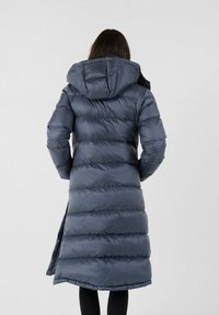 Cappotto lungo imbottito di colore grigio scuro, dotato di cappuccio, design trapuntato e orlo diritto. Il materiale appare liscio con una finitura lucida.
