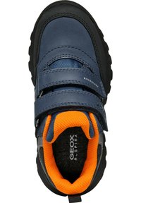 Scarpa blu scuro con tomaia sintetica texturizzata, suola in gomma nera e fodera in rete arancione. Presenta due cinturini in Velcro regolabili.