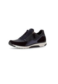 Scarpe sportive con una tomaia in rete blu scuro, accenti in suede e suola in gomma. Caratteristiche includono lacci e una zip laterale per indossarle facilmente.