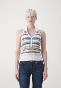 Top de malha sem mangas com decote em V, apresentando riscas multicoloridas (vermelho, azul, verde, amarelo) e um acabamento de colarinho branco; textura canelada.