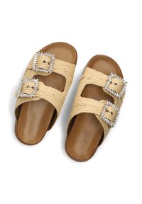 Sandali in paglia intrecciata di un beige chiaro con due ampie cinghie, caratterizzati da ornate fibbie con strass e una soletta marrone liscia.