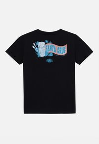 Czarny bawełniany t-shirt z kolorowym graficznym wzorem przedstawiającym maskę tiki, palmowe drzewa oraz napis "SANTA CRUZ" na plecach.