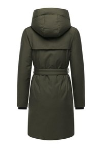 Oliven grøn polstret frakke med hætte, bælte i taljen, lange ærmer og ryg yoke detalje. Glat tekstur og praktisk design.