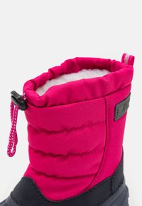 Stivale invernale isolato rosa con parte superiore in nylon testurizzato, apertura cinchata, suola in gomma nera e rivestimento in pelliccia sintetica. Presenti dettagli riflettenti.