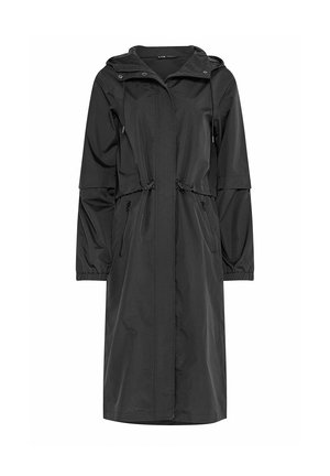 Długi czarny wodoodporny płaszcz z kapturem, regulowanymi sznurkami w talii, przednimi kieszeniami na zamek oraz elastycznymi mankietami na długich rękawach.
