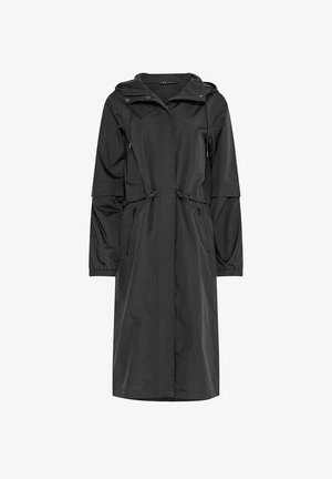 Długi czarny wodoodporny płaszcz z kapturem, regulowanymi sznurkami w talii, przednimi kieszeniami na zamek oraz elastycznymi mankietami na długich rękawach.