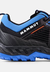 Svart löparskor med blå accenter, texturerat material, förstärkta kanter och en robust sula. Har orange detaljer och logotyp.