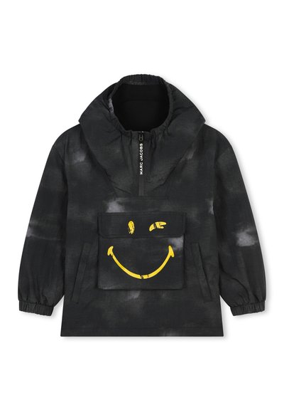 Zwart tie-dye jack met een capuchon, voorzien van een gele glimlachende gezicht op de borstzak, elastische manchetten en een ritssluiting bij de hals.