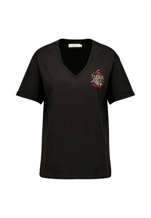 Zwart T-shirt met korte mouwen en een V-hals met een luipaard- en bloemenontwerp op de linkerborst en de woorden "Fierce and Free."