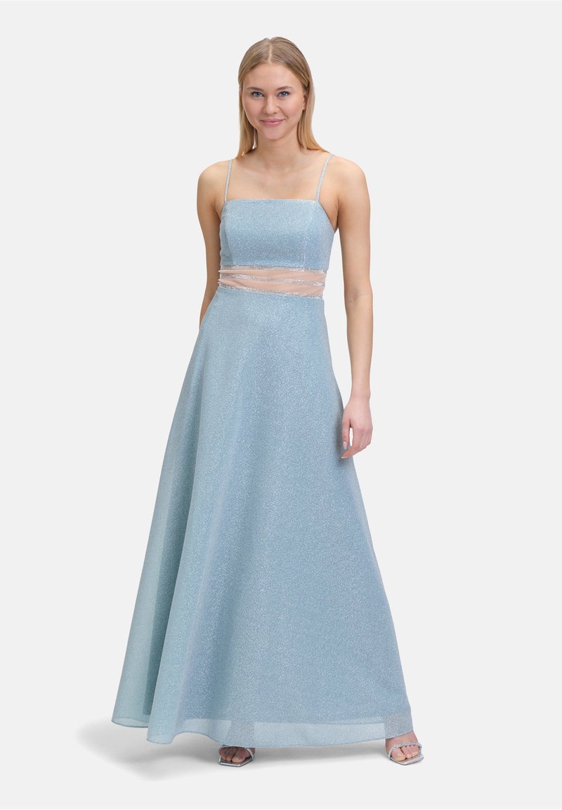 Robe bleu clair, longue jusqu'au sol, avec un corsage ajusté, des fines bretelles et un panneau de taille transparent. Le tissu a une finition légèrement scintillante.