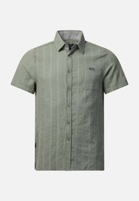 Chemise vert clair à manches courtes, boutonnée, avec des rayures verticales texturées, une poche avant et un col sur fond uni.
