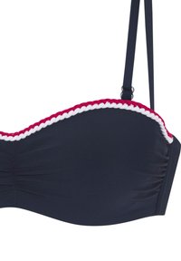 Top bikini blu navy con texture raccolta, caratterizzato da bordi in treccia rossa e bianca e spalline regolabili con hardware in metallo.