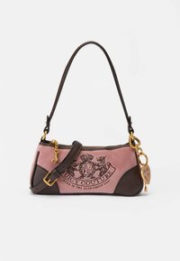 Mala de mão em camurça rosa com detalhes em pele castanha escura, ferragens douradas e um logótipo proeminente. Apresenta uma alça curta para o ombro e um pendente decorativo.