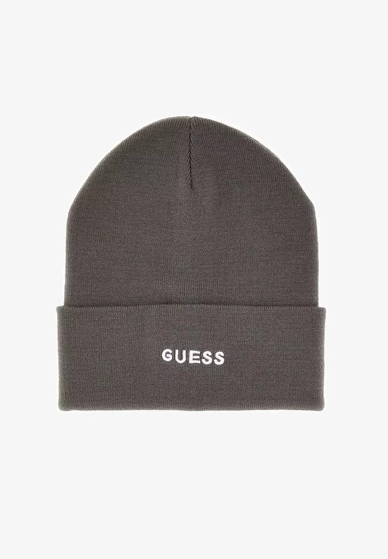 Grijze gebreide beanie met een gevouwen rand. Bevat de merknaam "GUESS" in witte borduurmachine aan de voorkant. Glad textuur met een eenvoudig ontwerp.