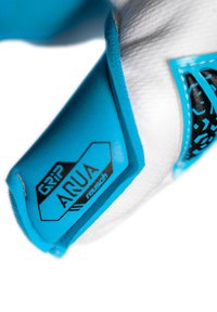 Gant de sport au design bleu et blanc, avec des accents de prise texturés et une étiquette noire proéminente portant la mention "GRIP ARUA reusch."