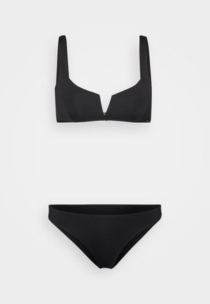 Μαύρο σετ μπικίνι που περιλαμβάνει τοπ με bralette και φαρδιές τιράντες, με V-σχήματος λαιμόκοψη, σε συνδυασμό με κλασικά σλιπ μπικίνι. Λείος υφασμάτινος σχεδιασμός.