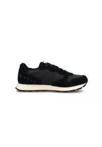 Sneaker nere in suede e materiale sintetico, con una tomaia testurizzata, chiusura con lacci e suola in gomma bianca con borchie.