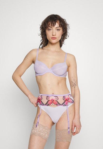 Σέτ λευκού εσώρουχου σε λιλά απόχρωση που περιλαμβάνει ένα λείο, ελαφρώς επενδεδυμένο σουτιέν και ζωνάκι με λουλουδάτα κεντήματα. Διάφανα στοιχεία και δαντελένιες λεπτομέρειες στις καλσόν.