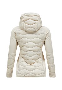 Giacca isolante beige con texture trapuntata sulla schiena, cappuccio e maniche lisce. Presenta motivi ondulati sulla sezione imbottita.