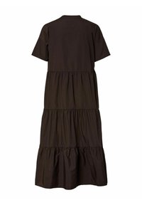 Brūns maksi kleita ar īsām piedurknēm, kas piedāvā brīvāka piegriezuma siluetu un savilktas šuves jostas un apakšmalā, lai pievienotu apjomu.