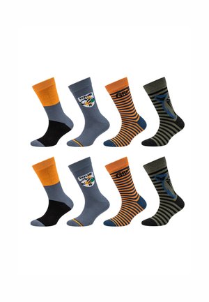 Vier Paare bunter Socken mit Farbblöcken, Streifen und grafischen Designs, die "Explore" und ein Tiergesicht enthalten.