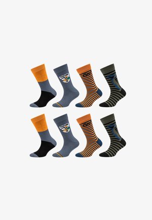 Vier Paare bunter Socken mit Farbblöcken, Streifen und grafischen Designs, die "Explore" und ein Tiergesicht enthalten.