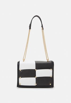 Sac à main rectangulaire noir et blanc avec motif à damier, clous dorés et une bandoulière chaîne dorée avec un coussinet épaule en cuir noir.