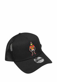 Schwarze Baseballmütze mit Netzrücken. Auf der Vorderseite befindet sich ein bunten gesticktes Maskottchen, das Hockeyausrüstung trägt. Verstellbare Größe.