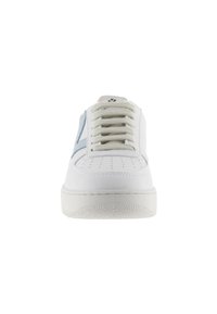 Vista frontal de una zapatilla blanca con una franja lateral azul claro, cordones blancos y suela texturizada sobre un fondo blanco.
