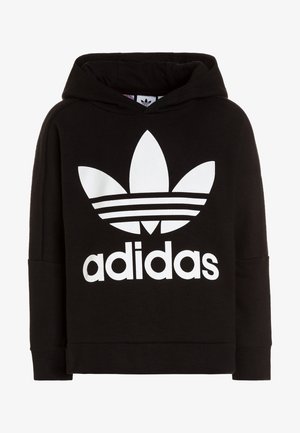 Felpa nera con cappuccio realizzata in morbido tessuto, dotata di un grande logo Adidas bianco e tre strisce sotto un trifoglio stilizzato sulla parte anteriore.