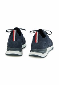 Blauwe suède en mesh sneakers met een witte zool, voorzien van een gestreepte accent op de hiel in rood en wit. Veters aan de bovenkant voor een zekere pasvorm.