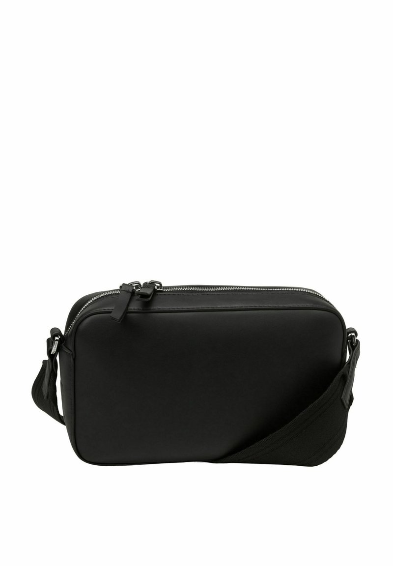 Borsa a tracolla nera con esterno in pelle liscia, forma rettangolare, chiusura con zip e tracolla in tessuto regolabile. Dettagli della zip in tonalità argento.