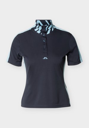 Μπλε σκούρο κοντομάνικο πόλο πουκάμισο με ανοιχτό μπλε πλευρικές ρίγες, σχέδιο στον ψηλό γιακά, τρία κουμπιά μπροστά και μικρό λογότυπο κάτω από το λαιμό.