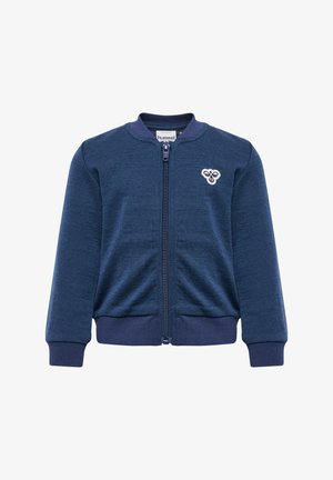 Granatowa bomberka zapinana na zamek, wykonana z teksturowanej dzianiny, z prążkowanymi mankietami i dołem oraz małym haftowanym logo na piersi.