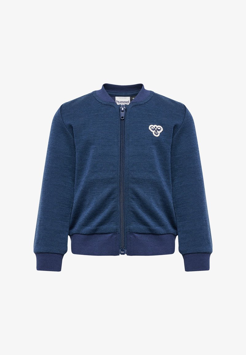 Granatowa bomberka zapinana na zamek, wykonana z teksturowanej dzianiny, z prążkowanymi mankietami i dołem oraz małym haftowanym logo na piersi.