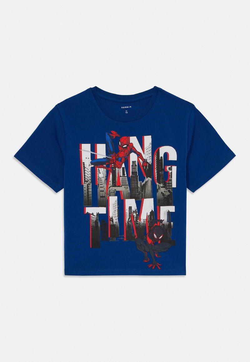 Sinine puuvillane T-särk, millel on Spider-Mani grafika, julge tekst "HANG TIME" ja linna siluett punaste ja mustade detailidega.